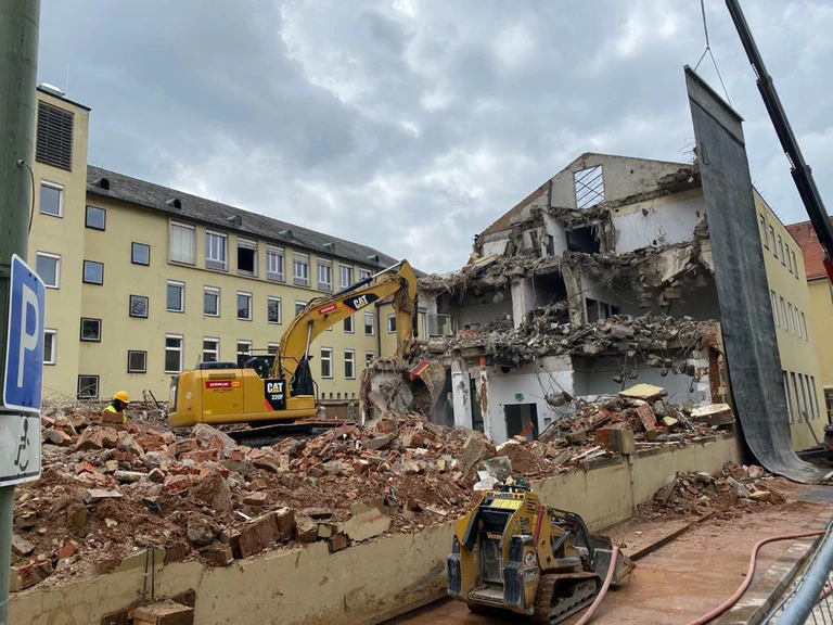  — © Hier wird das alte Postgebäude am Paradeplatz in Würzburg abgerissen