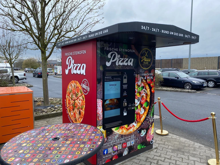 — © Der erste seiner Art bei uns: Der Pizzaautomat