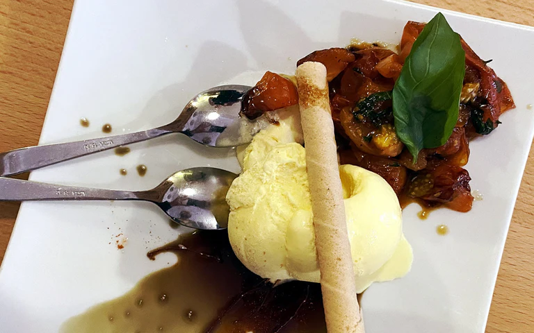— © Foto: Funkhaus Würzburg | Vanille Eis mit Tomaten und Kürbiskernöl im Gasthaus Zum Löwen in Rieneck