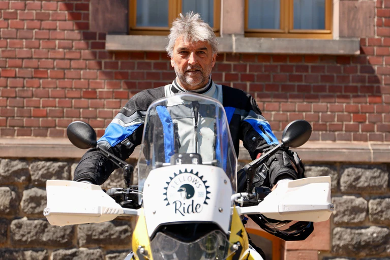 — © Fellows Ride Initiator Dieter Schneider auf seinem Motorrad