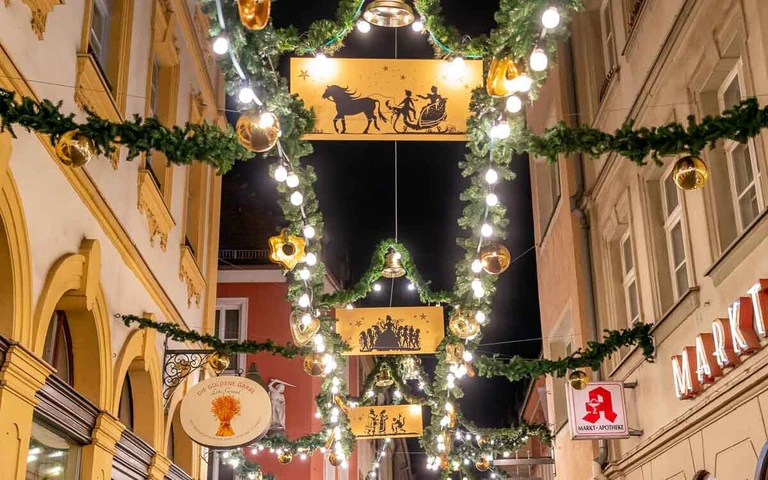  — © Auch am Feiertag ist die Stadt nicht ganz still
