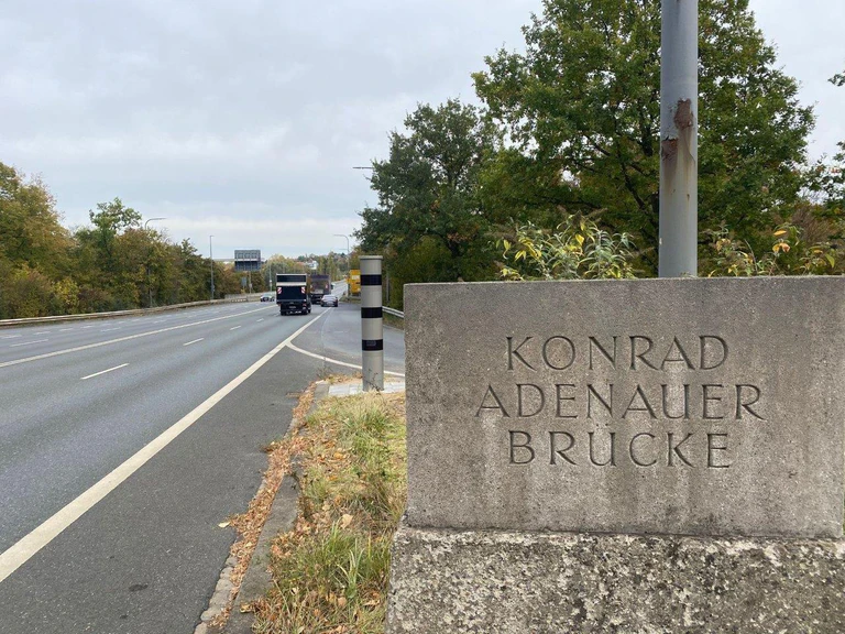  — © Einer der dreisten Drei an der Konrad-Adenauer-Brücke