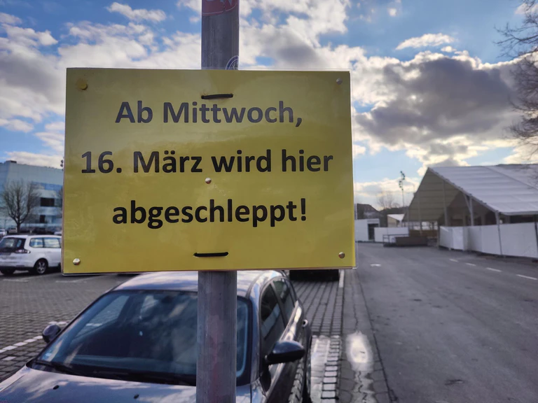— © Ab Mittwoch (16.03.22) fallen weitere PKW-Parkplätze weg