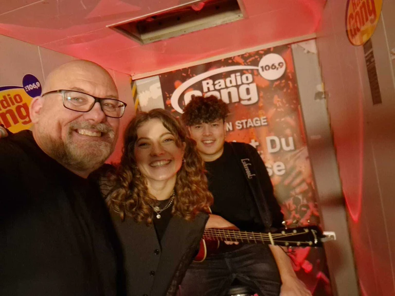 — © 19.03.2024 - LUANA live im Gong Studio beim Aufzugsgig